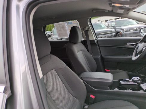 Used 2025 Kia Sportage LX FWD image 31