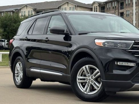 Used 2022 Ford Explorer XLT w/ Equipment Group 202A image 3