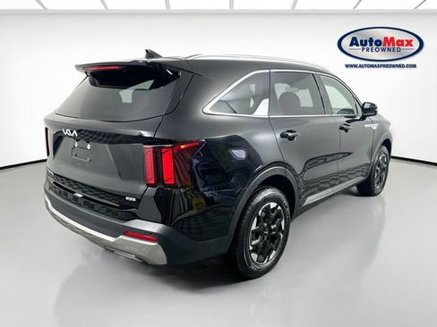 Used 2024 Kia Sorento S image 2