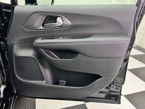 New 2026 Chrysler Pacifica Select AWD/4WD image 23