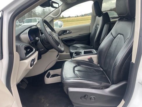 Used 2022 Chrysler Pacifica Touring-L image 12