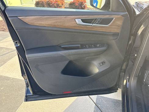 Used 2024 Volkswagen Atlas SE w/ Black Wheel Package image 14