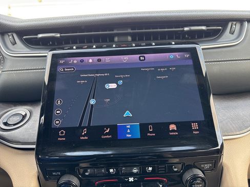 Used 2024 Jeep Grand Cherokee L Limited w/ Luxury Tech Group II image 13