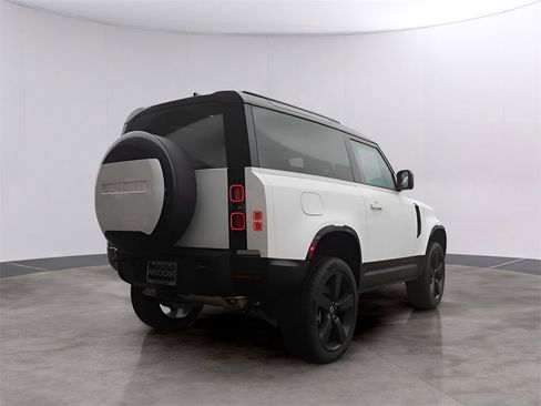 New 2025 Land Rover Defender 90 X-Dynamic SE image 5