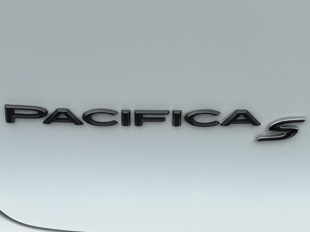 Used 2023 Chrysler Pacifica Limited w/ Uconnect Theater Family Group FWD image 35