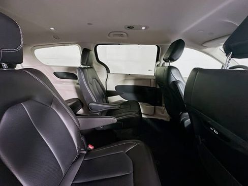Used 2023 Chrysler Pacifica Touring-L FWD image 26