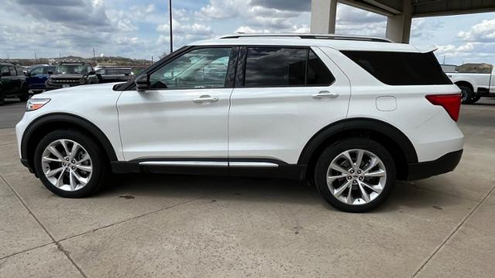 Used 2023 Ford Explorer Platinum w/ Technology Package AWD/4WD image 10