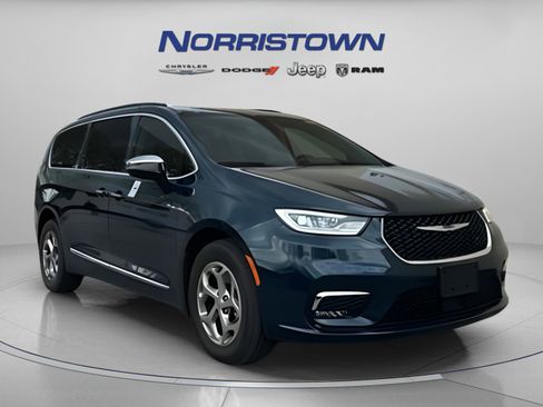 Used 2023 Chrysler Pacifica Limited AWD/4WD image 2