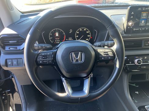 Used 2025 Honda Pilot Touring image 8