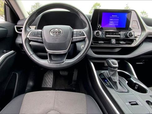 Certified 2024 Toyota Highlander LE image 6
