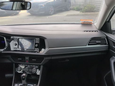 Used 2022 Volkswagen Jetta SE w/ Panoramic Sunroof Package image 12