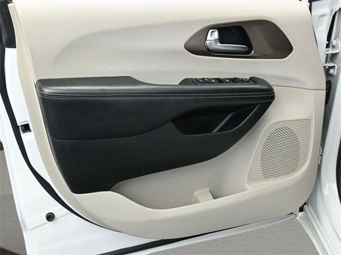 Used 2021 Chrysler Voyager L image 9