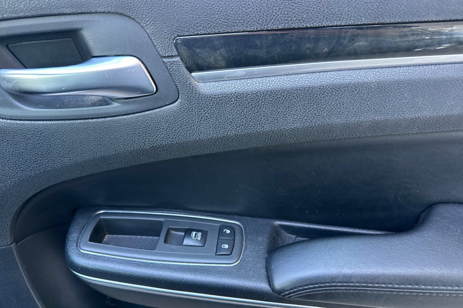 Used 2013 Chrysler 300 C RWD image 18
