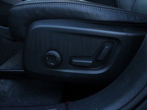 Used 2025 Volvo XC40 B5 Plus image 12