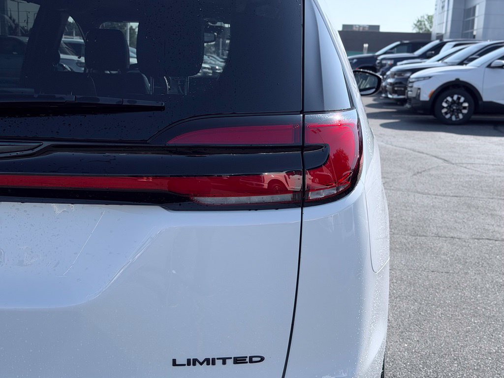 Certified 2025 Chrysler Pacifica Limited FWD image 8