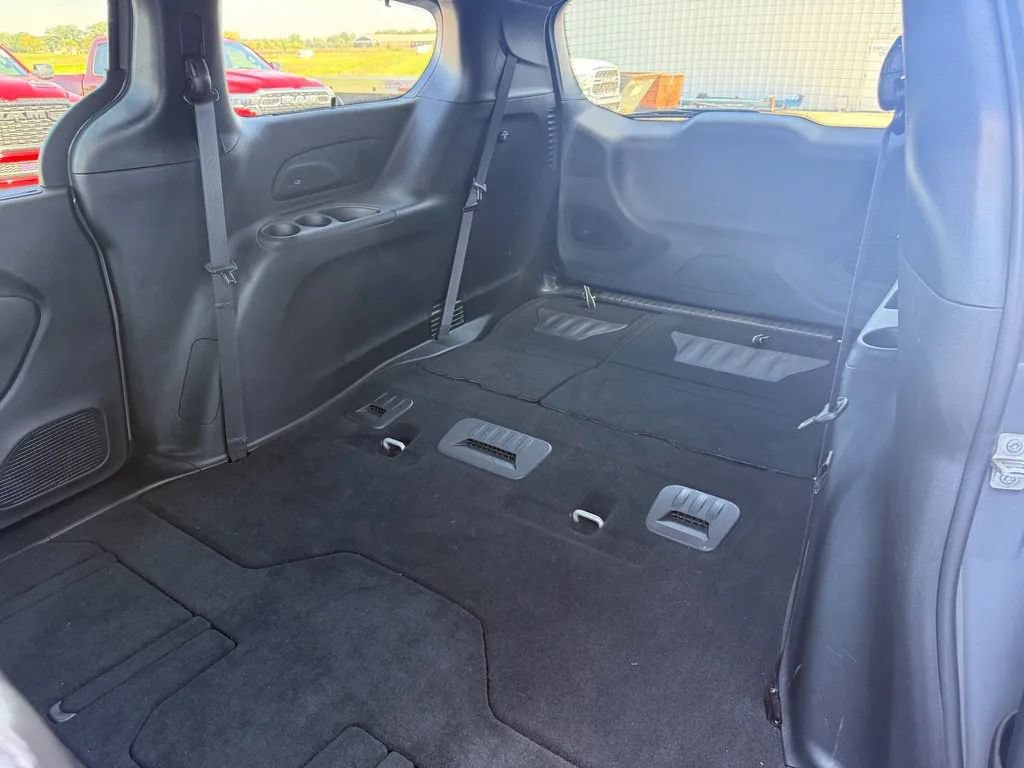 Used 2025 Chrysler Pacifica Limited w/ Trailer Tow Group FWD image 16