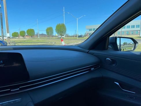 Used 2025 Hyundai Elantra SEL image 36