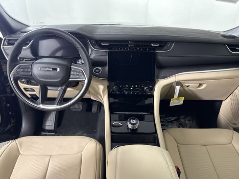 New 2025 Jeep Grand Cherokee Limited w/ Luxury Tech Group II image 12