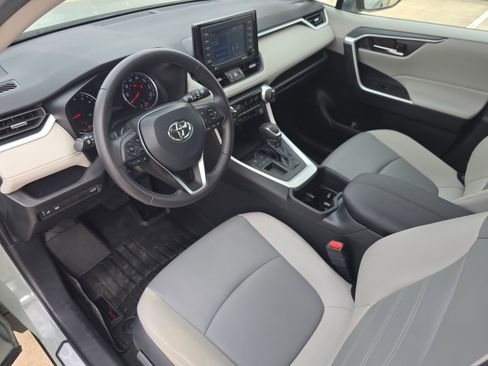 Used 2022 Toyota RAV4 XLE Premium image 4