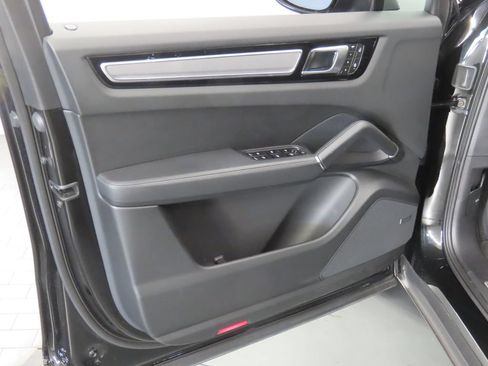 Certified 2023 Porsche Cayenne Coupe AWD/4WD image 36