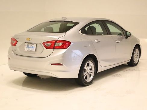 Used 2018 Chevrolet Cruze LT w/ Convenience Package FWD image 4
