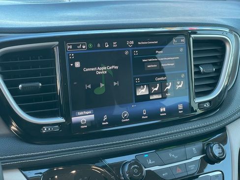 Used 2023 Chrysler Pacifica Touring-L image 19