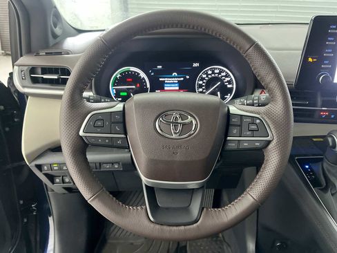 Used 2023 Toyota Sienna Platinum image 11