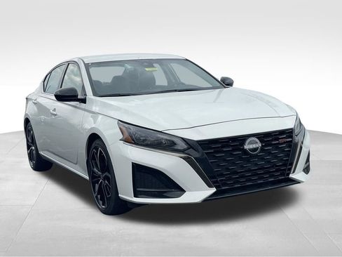 Certified 2024 Nissan Altima 2.5 SR image 3