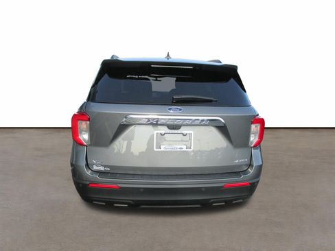 Used 2024 Ford Explorer XLT AWD/4WD image 4