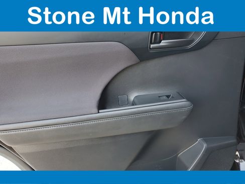 Used 2021 Toyota Highlander LE image 15