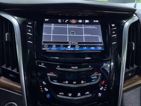 Used 2017 Cadillac Escalade Luxury AWD/4WD image 23