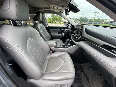 Used 2020 Toyota Highlander XLE AWD/4WD image 32