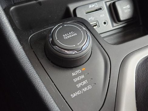 Used 2016 Jeep Cherokee Limited w/ Luxury Group AWD/4WD image 33