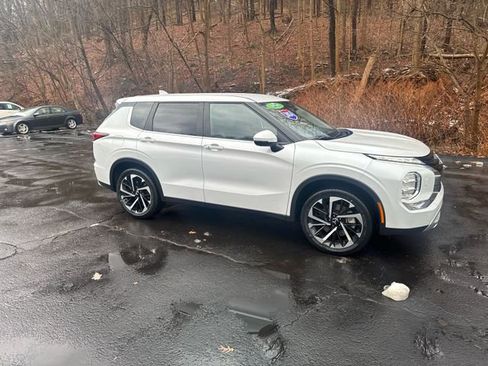 Used 2024 Mitsubishi Outlander SE image 13