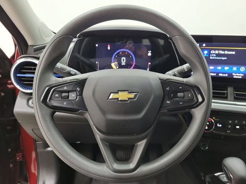 Used 2025 Chevrolet Trax LT image 21