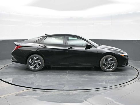 Certified 2025 Hyundai Elantra Sport w/ Cargo Package image 9