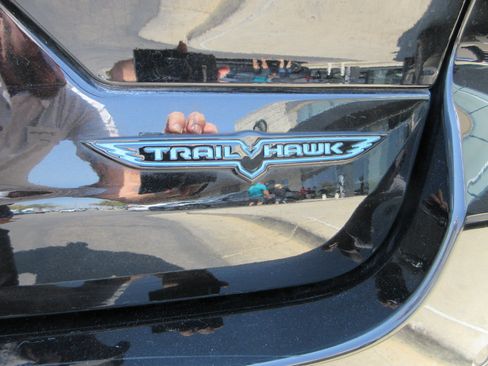 Used 2024 Jeep Grand Cherokee Trailhawk AWD/4WD image 12