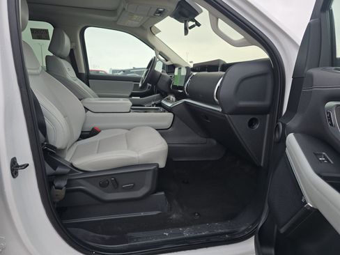 Used 2025 Ford Expedition Platinum image 13