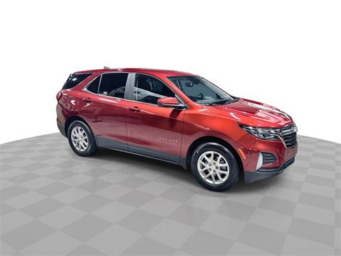 Used 2023 Chevrolet Equinox LT image 2