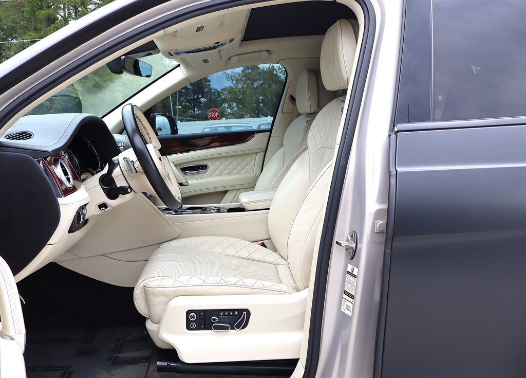 Used 2017 Bentley Bentayga AWD/4WD image 19