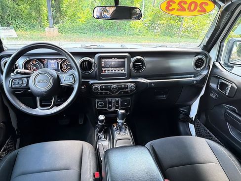 Used 2023 Jeep Gladiator Sport AWD/4WD image 17