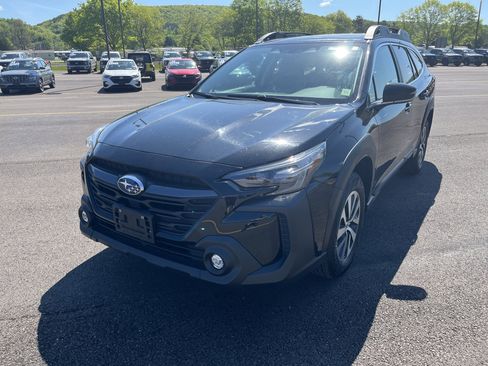 Used 2025 Subaru Outback Premium AWD/4WD image 1