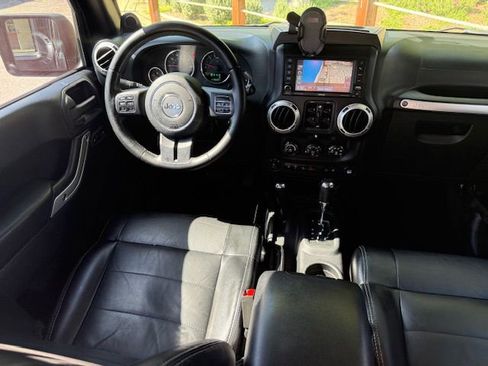 Used 2012 Jeep Wrangler Unlimited Rubicon w/ Connectivity Group AWD/4WD image 13