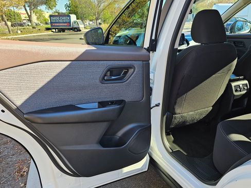 Used 2023 Nissan Rogue S image 15