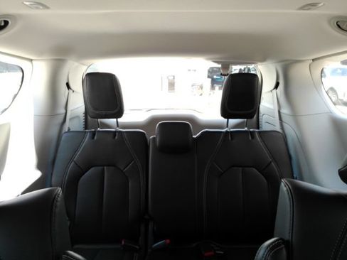 Used 2024 Chrysler Pacifica Limited FWD image 38