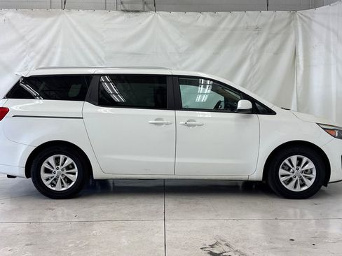 Used 2017 Kia Sedona LX w/ LX Essentials Premium Package image 3