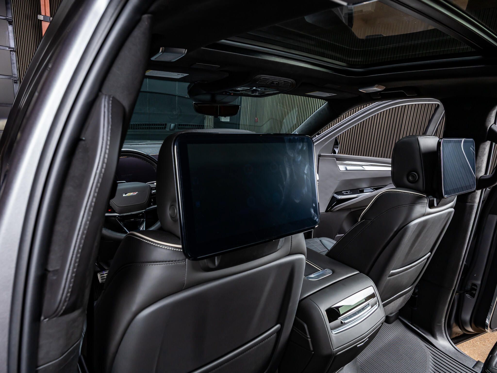 Used 2026 Cadillac Escalade V w/ LPO, Onyx Lite Package AWD/4WD image 32