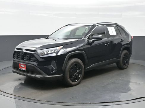 Used 2021 Toyota RAV4 LE AWD/4WD image 2