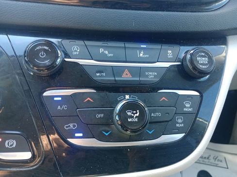 Used 2023 Chrysler Pacifica Touring-L image 21