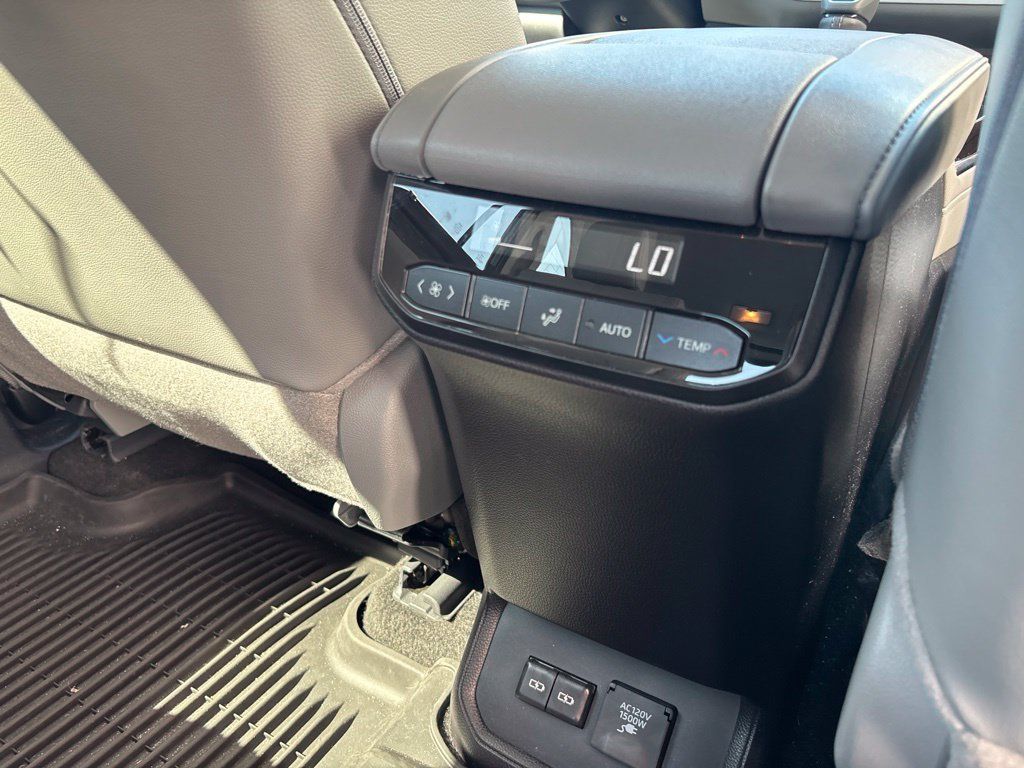 Used 2026 Toyota Highlander Limited AWD/4WD image 30